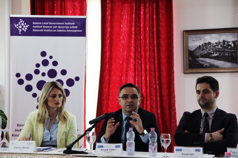 Instituti Kosovar për Qeverisje Lokale, pas gjashtë muajsh trajnimit intensiv nëpërmjet programit edukativ “Akademia për Qeverisje Lokale - (LGA)”, mbajti sesionin e fundit, me ç’rast u certifikuan vijuesit e gjeneratës së pestë të këtij programi. LGA, është rrjeti më i madh i edukimit për zyrtarët komunal, ku në programet e tij përfshinë sesione ligjerimi dhe trajnimi, shkëmbim të përvojave rajonale, punë grupore dhe diskutime të fokusuara të akterëve lokal.