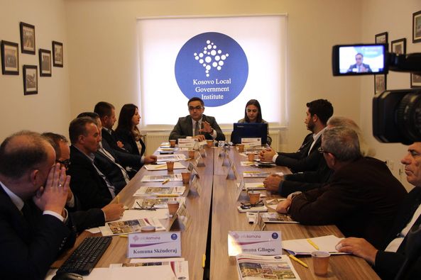 Instituti Kosovar për Qeverisje Lokale (KLGI) dhe portali INFOKOMUNA lansuan buletinin informativ komunal “Mujori i Komunave”. Ky është numri i parë i këtij buletini, i cili pasqyron kronologjinë e ngjarjeve dhe aktiviteteve për 30 ditë të shtatorit 2016. Në këtë aktivitet kanë prezantuar edhe zyrtarët komunal për marrëdhënie me publikun.
