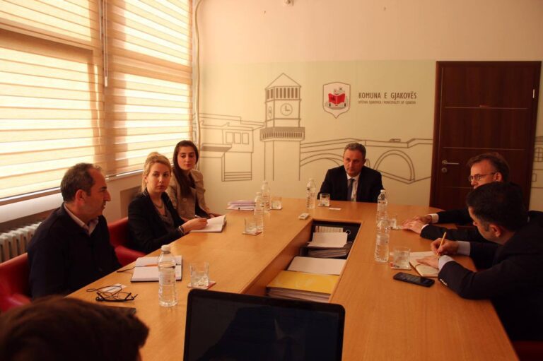 Read more about the article Ambasadori Sjaastad njihet me mundësitë e investimeve në Gjakovë