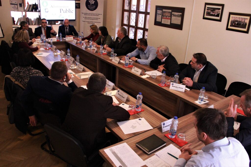 Instituti Kosovar për Qeverisje Lokale (KLGI) mbajti punëtorinë me temën “Roli i Administratës Publike në Ofrimin e Shërbimeve Komunale”. Punëtoria u mbajt në kuadër të programit “Një përpjekje drejt një qeverisje lokale të qëndrueshme dhe funksionale”, ku nëpërmes shtyllës ‘Rritja e Performancës Komunale’ Instituti KLGI po ofron një set mjetesh në shërbim të efikasitetit dhe efektivitetit të administratës komunale. Ndërkaq, pjesëmarrës në këtë aktivitet ishin udhëheqësit e personelit nga niveli lokal në Kosovë.