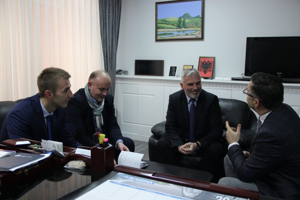 Në kuadrin e vizitave që po zhvillohen në komunat e Kosovës, përfaqësuesit e Institutit KLGI vazhduan me takimin e radhës ku u pritën nga nën-kryetari i Komunës së Mitrovicës, z. Faruk Mujka.