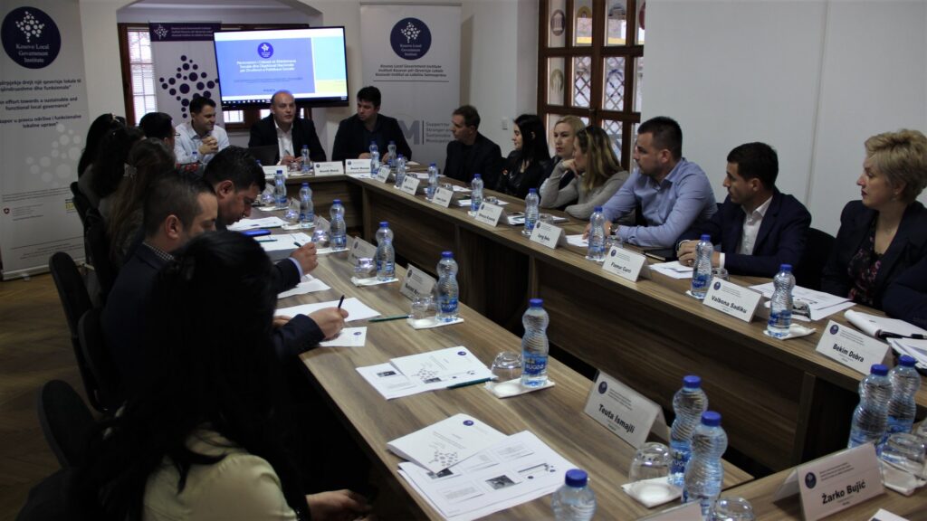 Instituti Kosovar për Qeverisje Lokale (KLGI) mbajti punëtorinë për çështjet që ndërlidhen me shërbimet sociale me titull “Përmirësimi i Cilësisë së Shërbimeve Sociale dhe Objektivat Nacionale për Zhvillimin e Politikave Sociale”.
