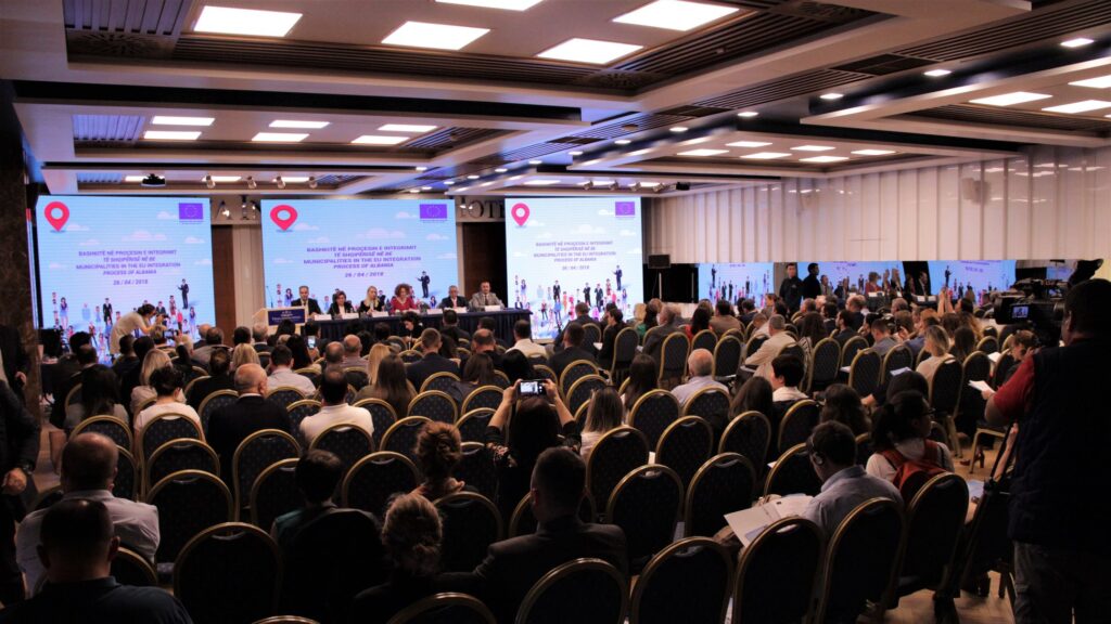 Me ftesë të projektit “Bashkitë për në Evropë” i financuar nga Bashkimi Evropian, përfaqësues nga Instituti KLGI morën pjesë në konferencën e punës Bashkitë në Procesin e Integrimit të Shqipërisë.
