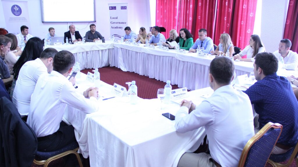 Në ditën e tretë të trajnimit modular që po zhvillohet në Republikën e Maqedonisë, u trajtua dhe adresua roli i bashkëpunimit ndër-komunal (BKN) në ofrimin e shërbimeve, nxitja e zhvillimit rajonal dhe promovimi i tyre nga mediat.