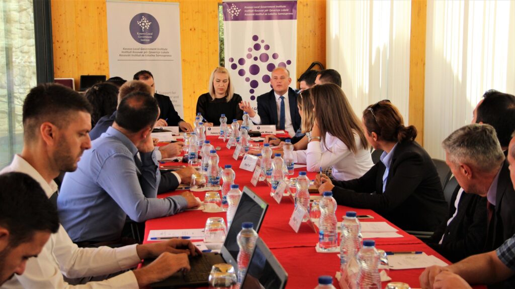 Instituti Kosovar për Qeverisje Lokale (KLGI) sot mbajti sesionin trajnues dhe vizitë pune në qytetin e Vushtrrisë, ku u adresuan “Sfidat e Administratës Komunale karshi Reformës në Administratë Publike” me fokus Pakon e Ligjeve të Administratës Publike që përfshin Ligjin për Administratën Shtetërore, Ligjin për Zyrtarët Publikë dhe Ligjin për Pagat, njëherësh hapat që na presin në vijim.