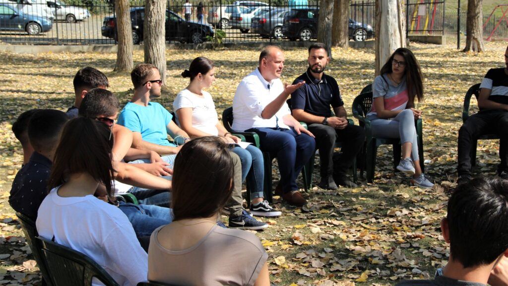 Te plazhi i liqenit në Orllan, me ftesë të Qendrës Rinore Blue, drejtori Ekzekutiv i Institutit KLGI, Besnik Muçaj, ka prezantuar në kampin rinor.