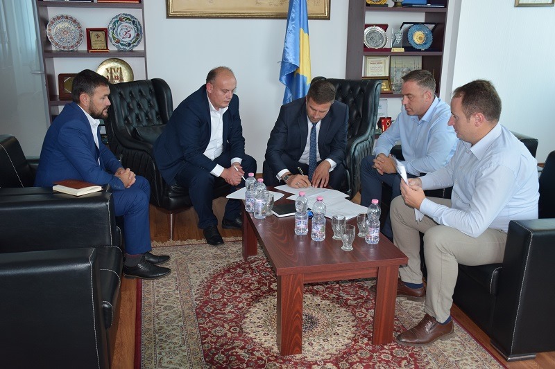 Instituti Kosovar për Qeverisje Lokale (KLGI) dhe Ministria e Zhvillimit Rajonal (MZHR) kanë nënshkruar memorandum bashkëpunimi për avancimin e zhvillimit socio-ekonomik rajonal të balancuar në Kosovë.​
​