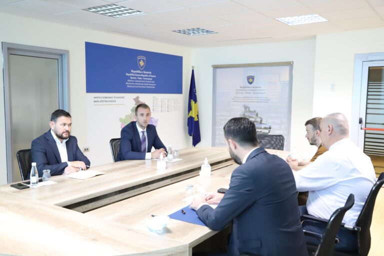 Read more about the article Drejtori Ekzekutiv i KLGI-së takohen me Ministrin e MAPL-së