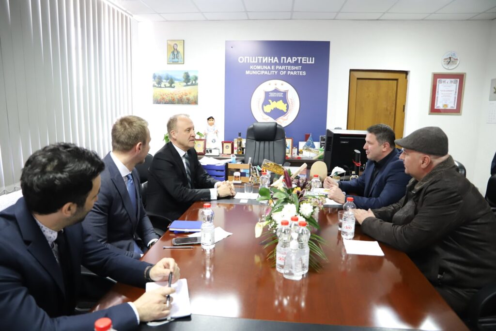 Drejtori ekzekutiv i KLGI-së dhe Ambasadori vizituan komunën e Parteshit